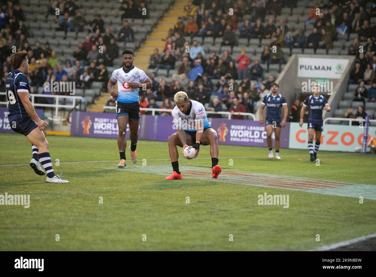 Fiji 2. Row Viliame Kikau versucht es beim Rugby League World Cup Pool B Spiel 2021 zwischen Fidschi und Schottland am Samstag, dem 29.. Oktober 2022 im Kingston Park, Newcastle. (Kredit: Trevor Wilkinson | MI News) Stockfoto