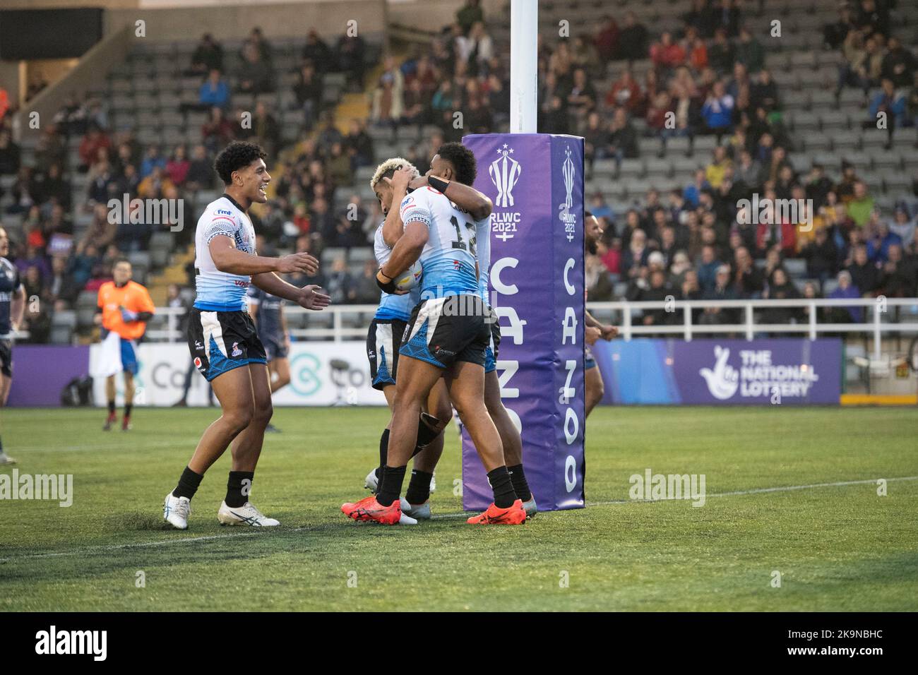 Fiji 2. Row Viliame Kikau versucht es beim Rugby League World Cup Pool B Spiel 2021 zwischen Fidschi und Schottland am Samstag, dem 29.. Oktober 2022 im Kingston Park, Newcastle. (Kredit: Trevor Wilkinson | MI News) Stockfoto