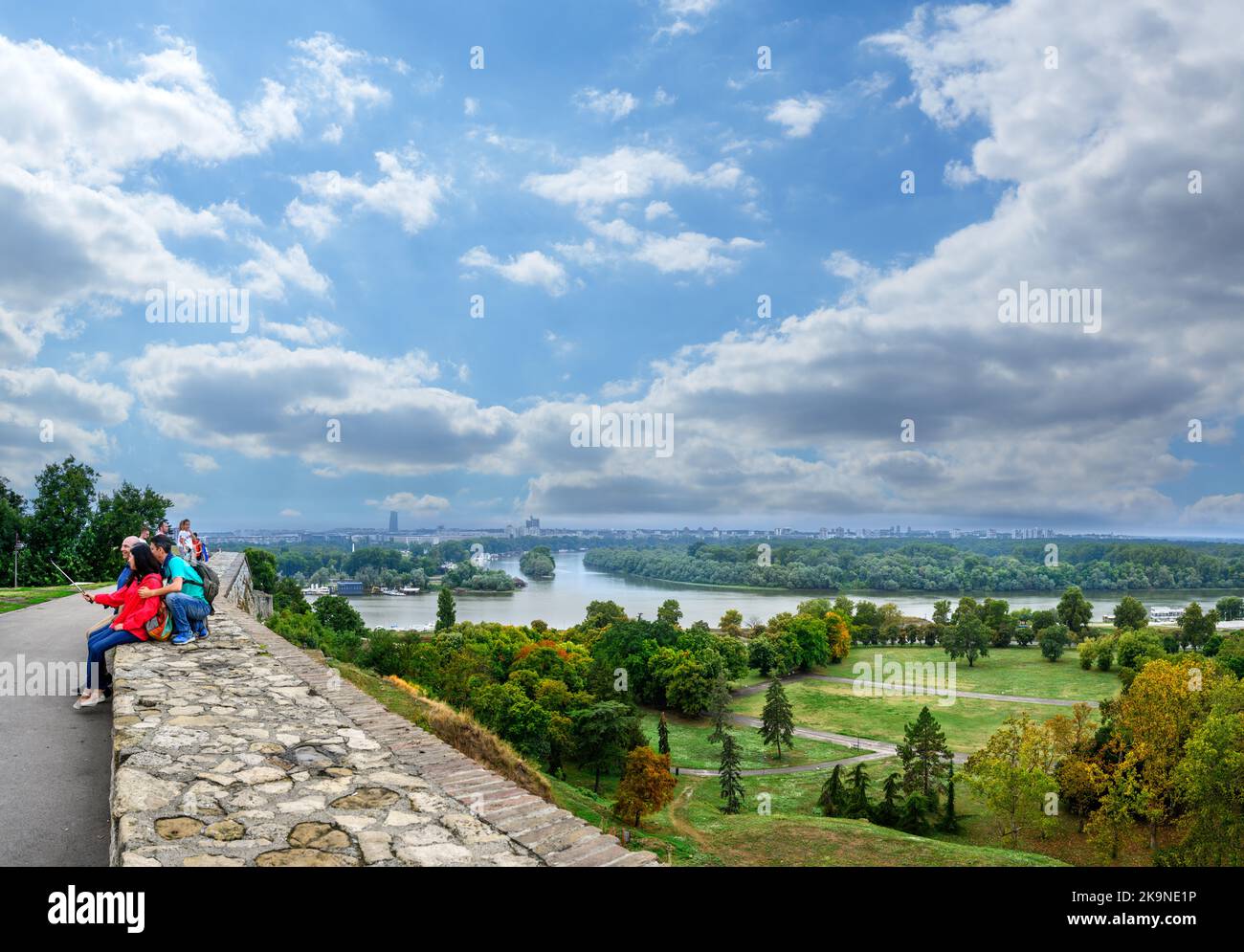 Blick über den Zusammenfluss von Save und Donau von den Mauern der Festung Belgrad, Belgrad, Serbien Stockfoto