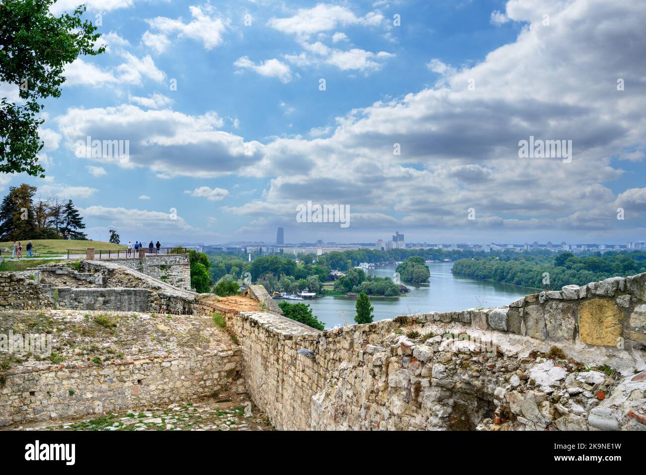 Blick auf den Zusammenfluss der Save und der Donau von den Mauern der Festung Belgrad, Belgrad, Serbien Stockfoto