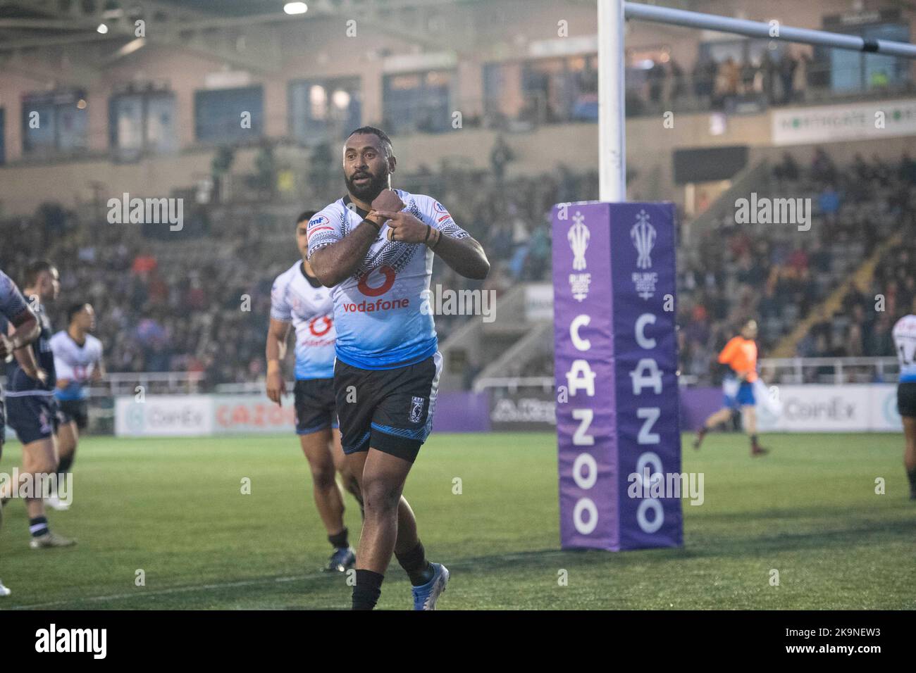 Fiji 2. Row Viliame Kikau kann sich beim Rugby League World Cup Pool B Spiel 2021 zwischen Fidschi und Schottland am Samstag, dem 29.. Oktober 2022, im Kingston Park, Newcastle, einen Versuch wagen und feiert. (Kredit: Trevor Wilkinson | MI News) Stockfoto