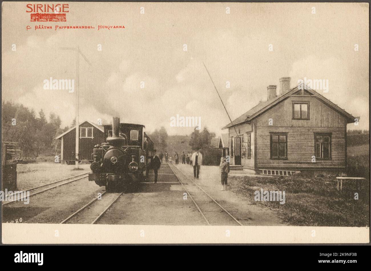 Bahnhofsbereich mit Blick auf Bahnhofshäuser und Züge. Stockfoto
