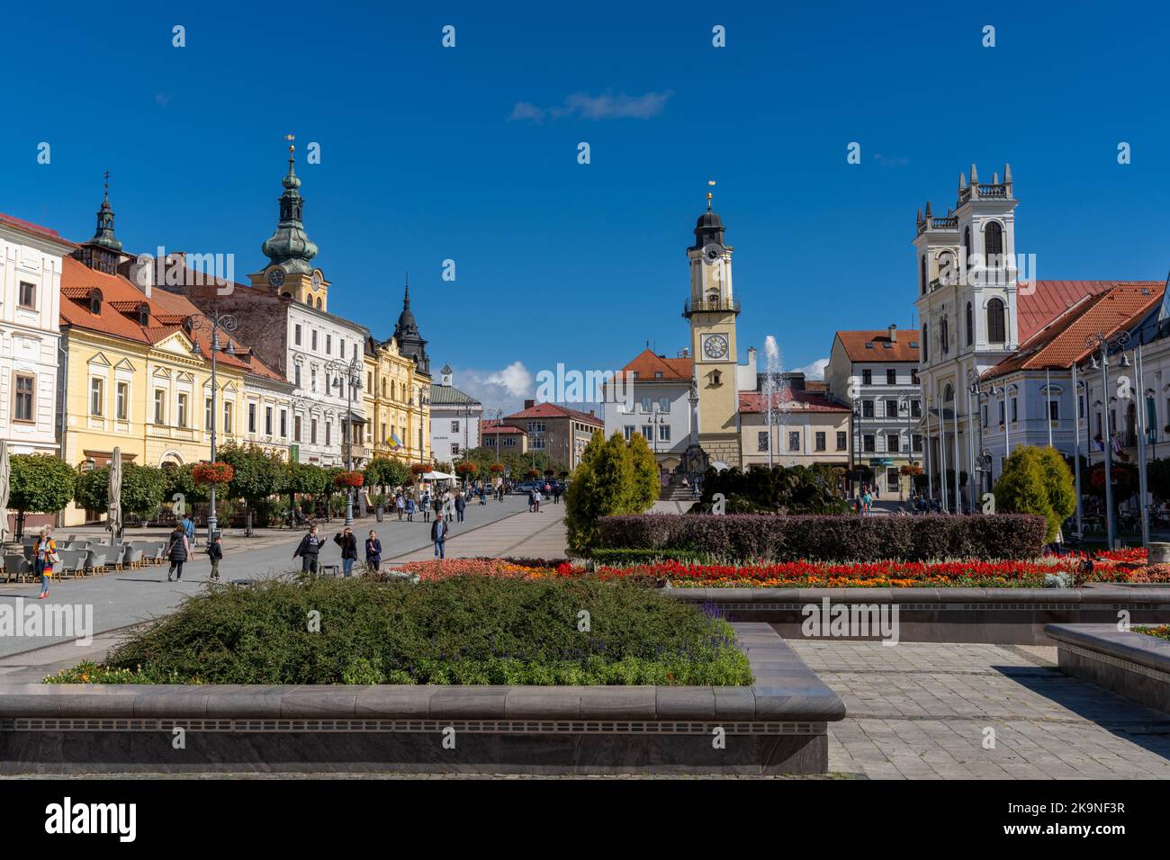 Banska Bystrica, Slowakei - 28. September 2022: Blick auf den Hauptplatz der Stadt im historischen Stadtzentrum von Banska Bystrica Stockfoto