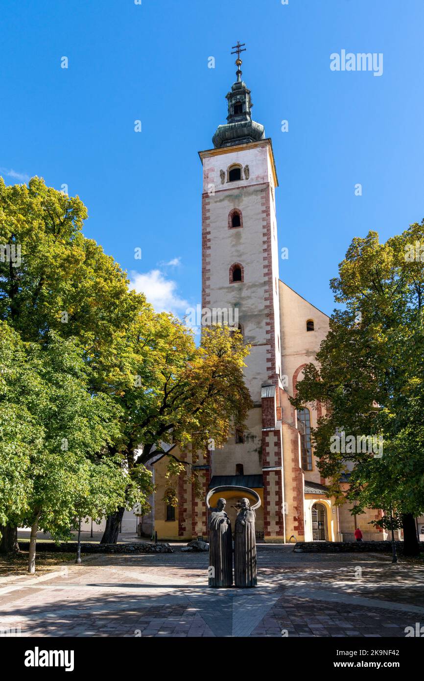 Banska Bystrica, Slowakei - 28. September 2022: Blick auf die Kirche Mariä Himmelfahrt im Zentrum von Banska Bystrica Stockfoto