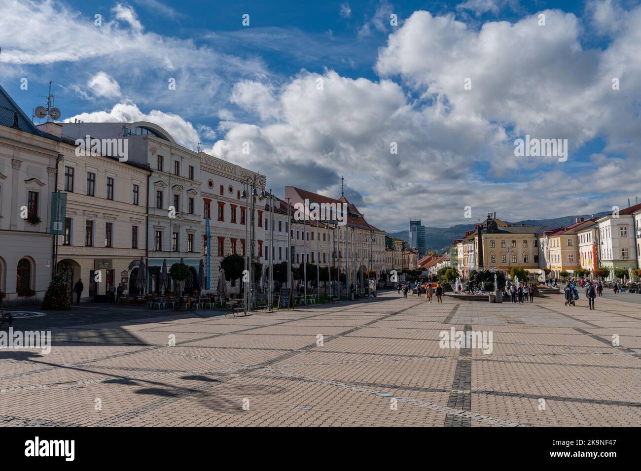 Banska Bystrica, Slowakei - 28. September 2022: Blick auf den Hauptplatz der Stadt im historischen Stadtzentrum von Banska Bystrica Stockfoto