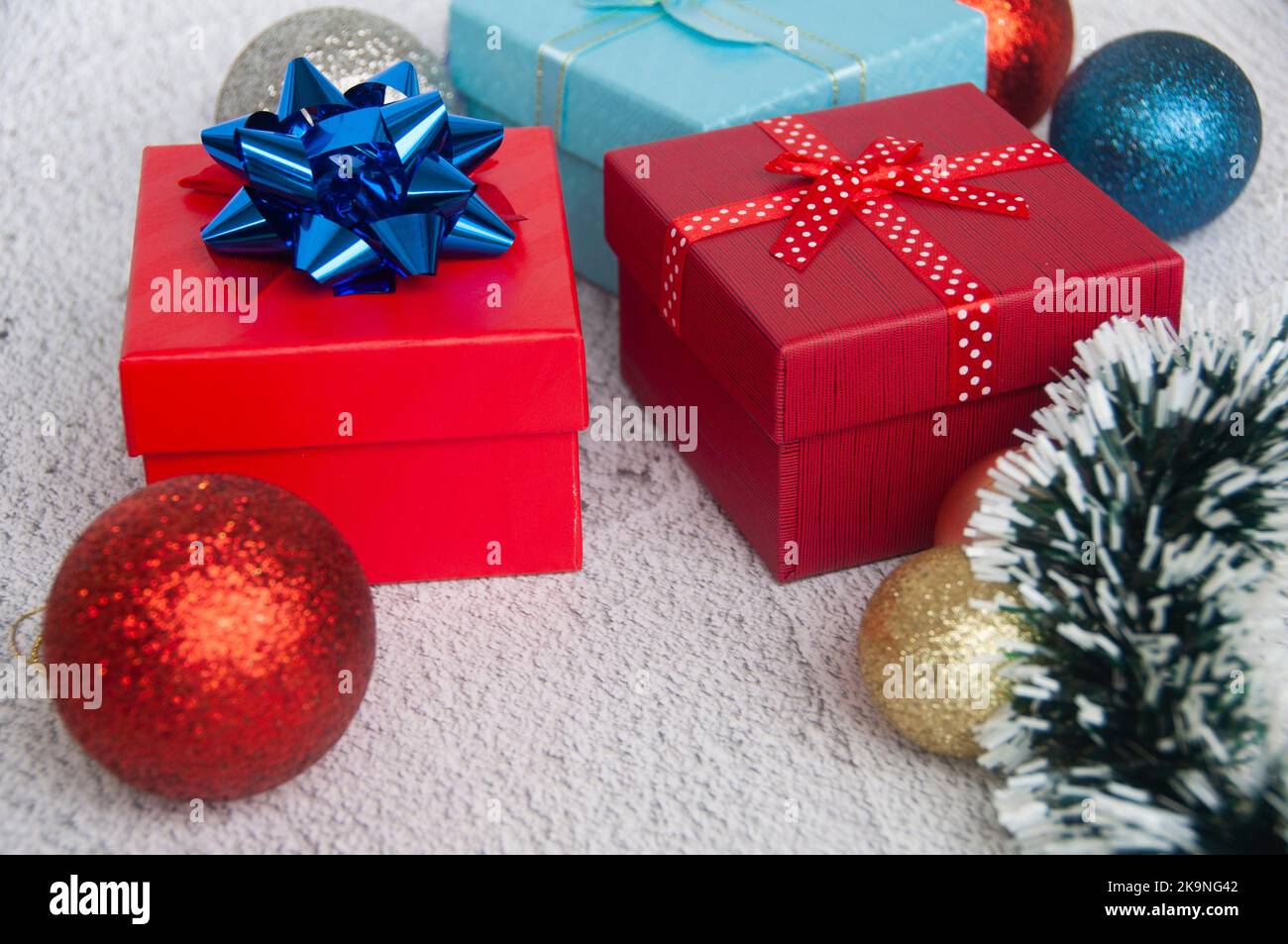 Weihnachtsgeschenke mit Weihnachtsdekoration Hintergrund. Weihnachtsgeschenke und Copy Space Konzept. Stockfoto