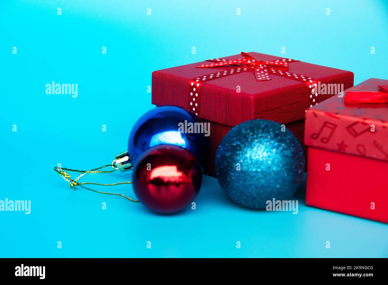 Weihnachtsgeschenke auf blauem Hintergrund mit anpassbarem Text. Stockfoto