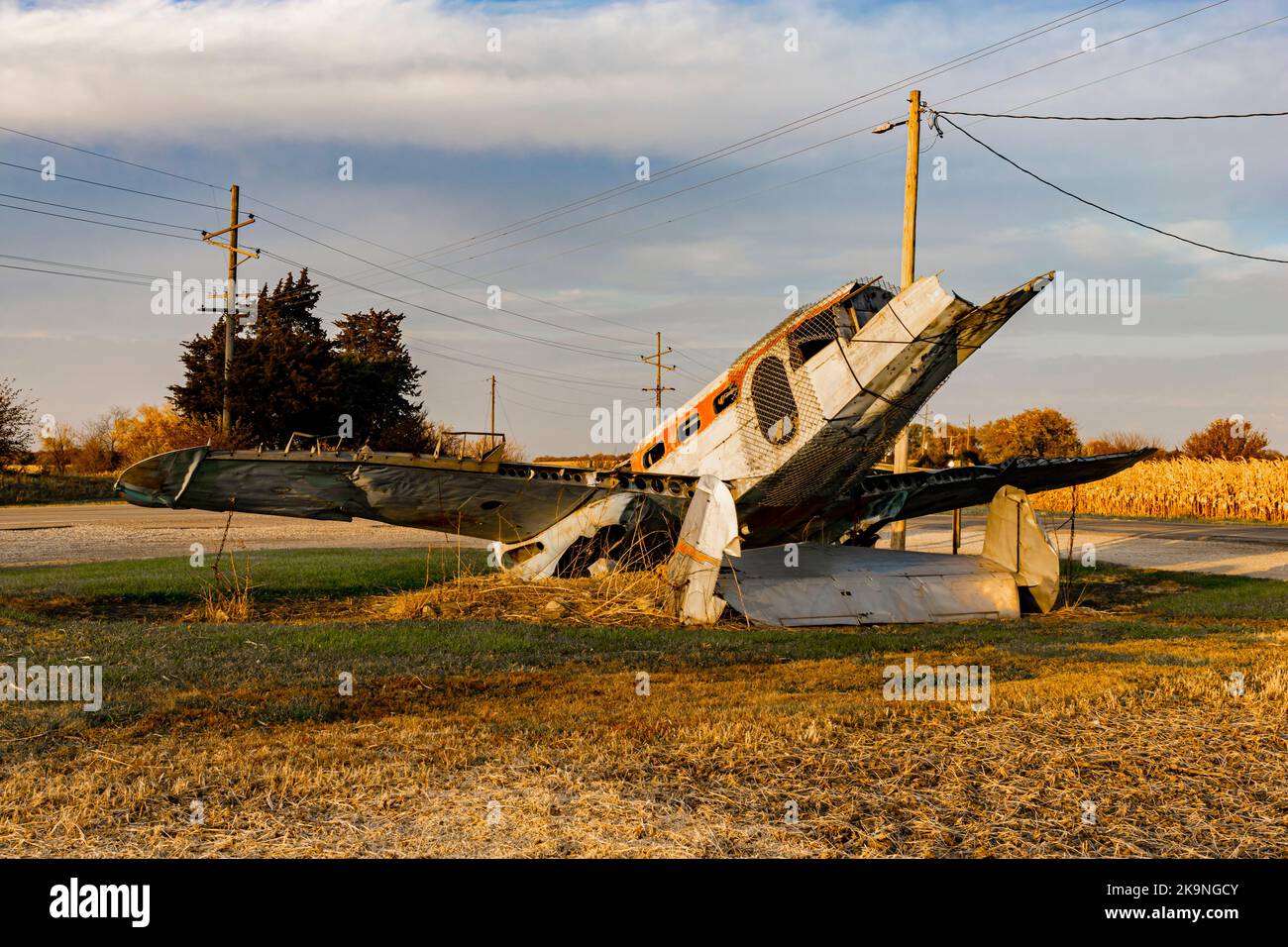 Norway, Illinois, USA - 23. Oktober 2022: Agricultural Crash Monument: Beechcraft 18, ein kleines Passagierflugzeug mit zwei Stützen, das mit der Nase nach unten gerutscht ist. Stockfoto