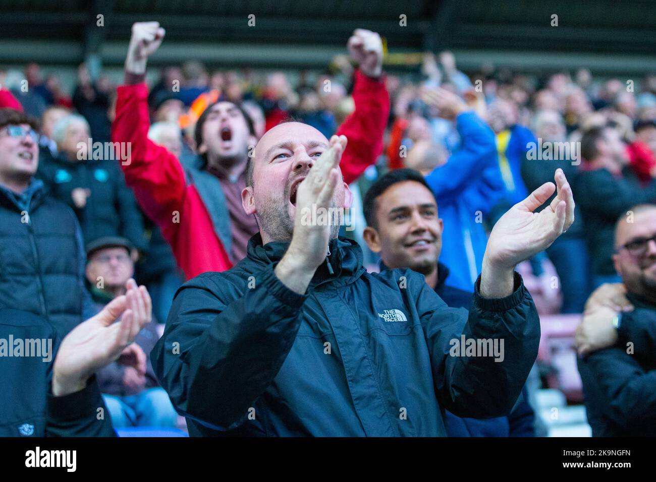 Der Watford FC-Fan feiert Joao Pedro (10) aus Watford, der es am Samstag, dem 29.. Oktober 2022, während des Sky Bet Championship-Spiels zwischen Wigan Athletic und Watford im DW Stadium, Wigan, auf den 0-1. Platz schaffte. (Kredit: Mike Morese | MI News) Kredit: MI News & Sport /Alamy Live News Stockfoto