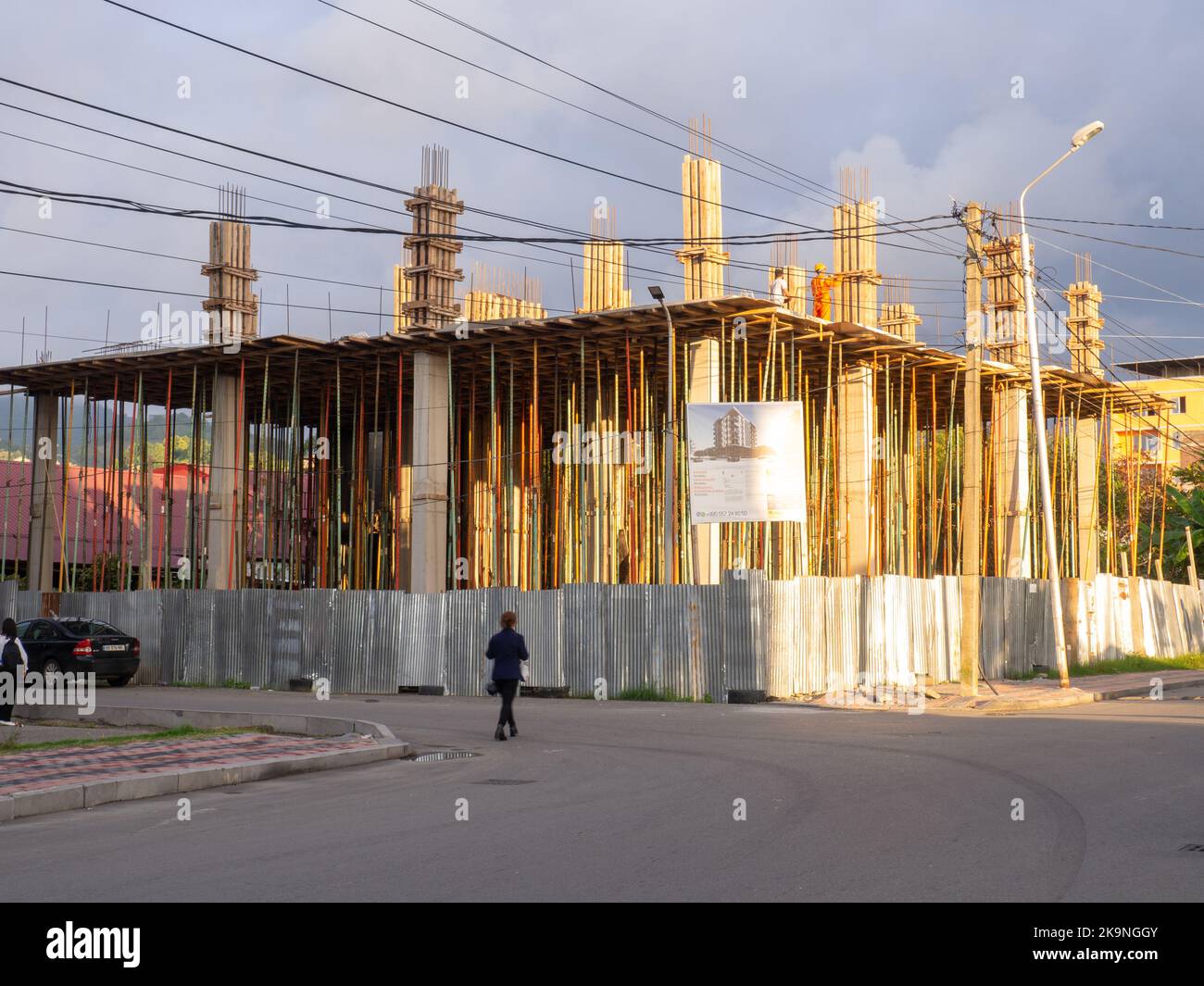 Batumi, Georgia. 10.18.2022 eine der Stufen des Hausbaus. Substituierte Eisenstützen unter dem Härtebeton. Gerüst. Konstruktion i Stockfoto