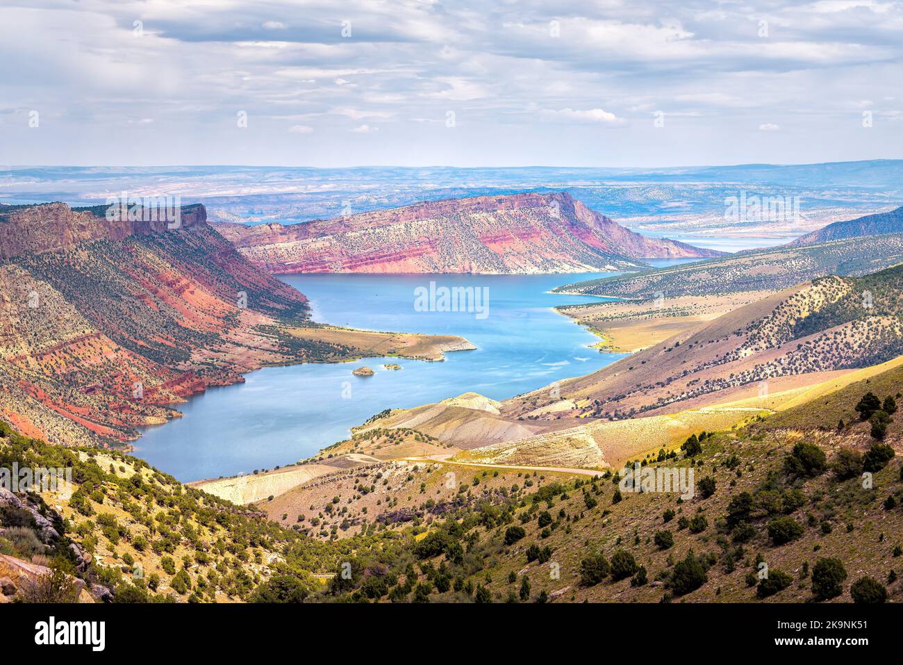 Panoramablick auf Sheep Creek Overlook in Manila, Utah in der Nähe des Flaming Gorge National Park mit Clouds Valley und Fluss Stockfoto