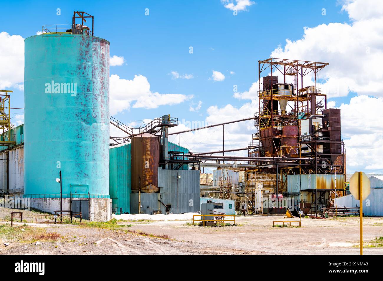 Industrielle Verarbeitungsanlage für mineralisches Perliterz für die Gipsindustrie liefert Material in der ländlichen Stadt Colorado mit Silorohrlager Stockfoto