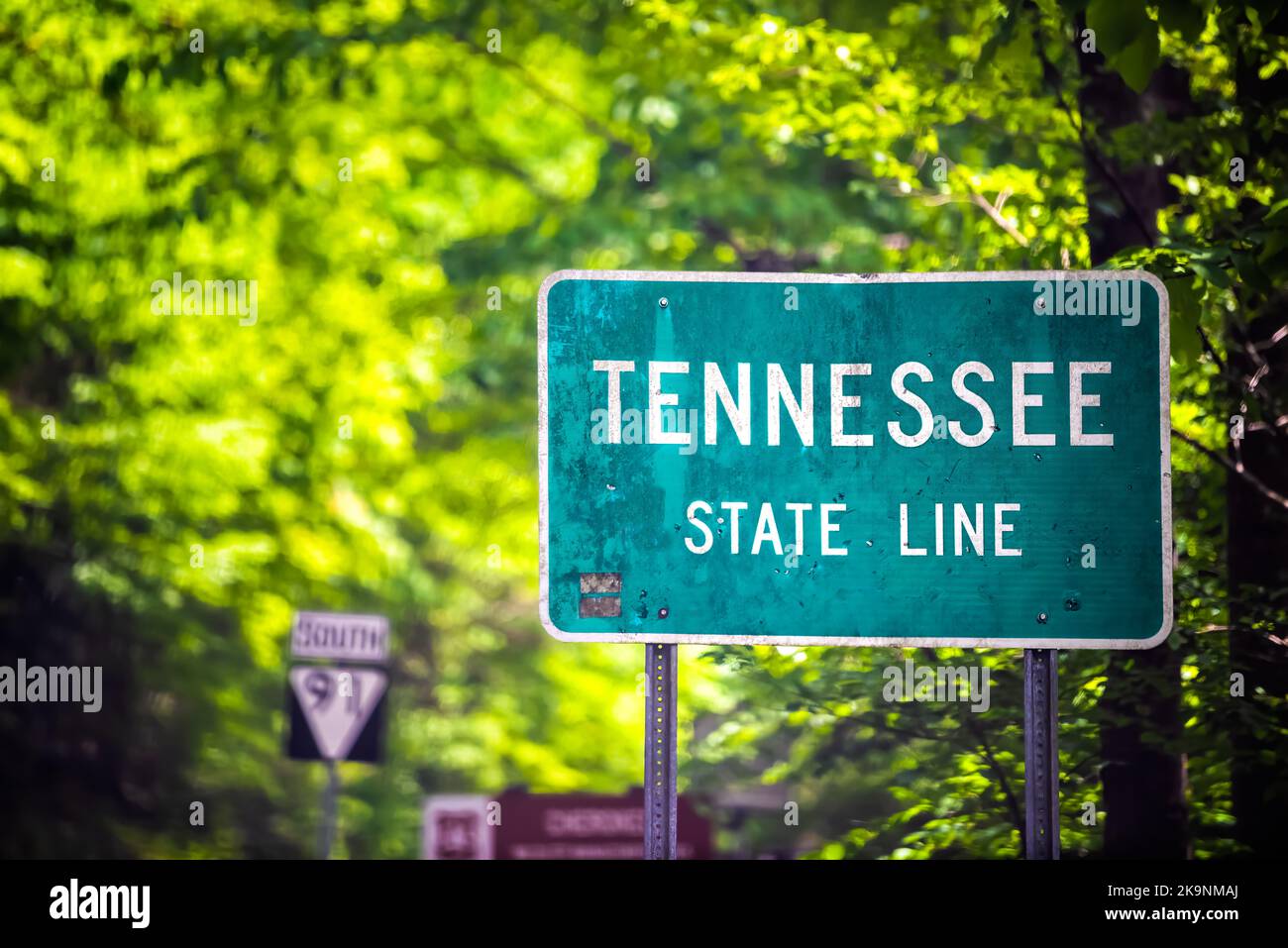 Willkommen bei Tennessee Road Highway Schild mit der Staatsgrenze von Virginia durch Great Smoky Mountains National Park Wald im ländlichen Hintergrund Stockfoto