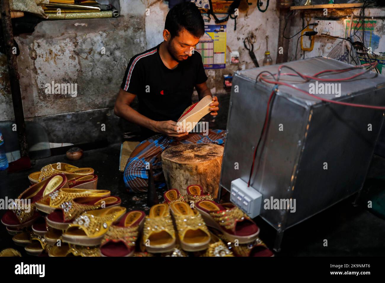 Dhaka, Bangladesch. 29. Oktober 2022. MD. Billal Hossain arbeitet in einer Schuhfabrik in Siddique Bazar in Old Dhaka, Bangladesch.Es gibt lokale Schuhfabriken in mehreren Gebieten von Old Dhaka in der Hauptstadt. Unter den Rohstoffen dieser Fabriken wird nur Leder aus dem Land gesammelt und der Rest sind importierte Produkte, wie Rexin, Gummi, kleben, verschiedene Arten von Chemikalien, PU-Klebstoff, Ferse, Innensohle, Latex, Lösung/Kleber, Garn, Sohle, etc. Diese Schuhe sind komplett von Hand gefertigt. (Bild: © Md. Rakibul Hasan/ZUMA Press Wire) Bild: ZUMA Press, Inc./Alamy Live News Stockfoto