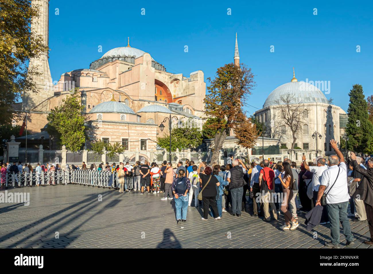 Touristen stehen in der Schlange, um die Hagia Sofia Kathedrale zu betreten. Fatih, Istanbul, Türkei. Lange Schlange, um das Wahrzeichen von Istanbul zu besuchen - Sofia Kirche/Moschee. Stockfoto