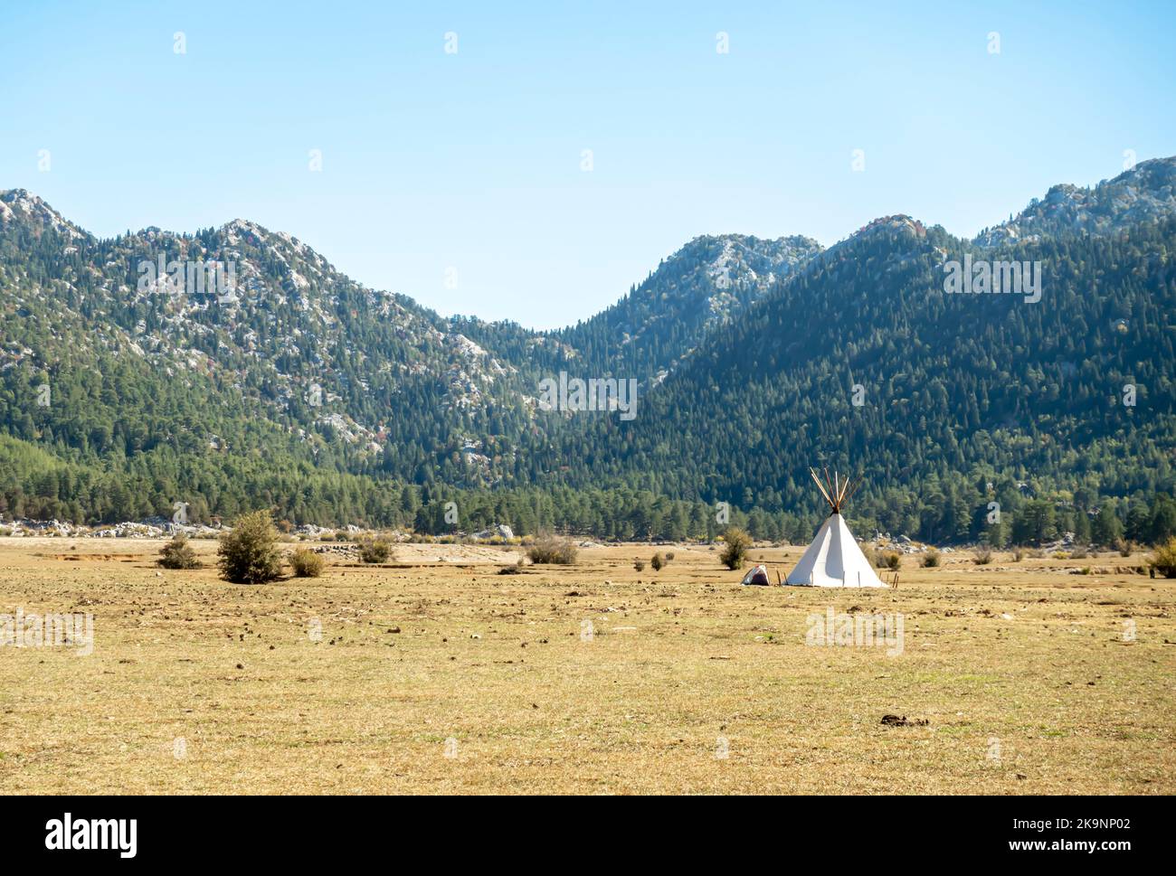 Trockene Herbstwiesen im Taurusgebirge, Provinz Antalya der Türkei Stockfoto