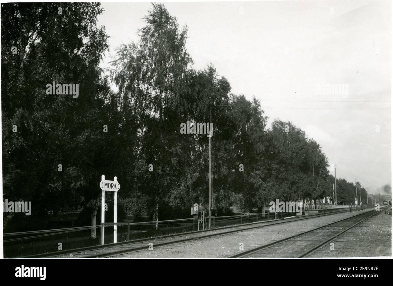 Die Station omb. 1929. MVJ, Baujahr 1891. 1896 Mora - Mora Noret wurde eröffnet. Das Bahnhofshaus wurde 1930 umgebaut und modernisiert. Um 1920 wurden drei Wohngebäude mit vier Wohnungen errichtet. Zweistöckiges Bahnhofshaus in Holz MVJ, Mora - Vänern's Railway Stockfoto