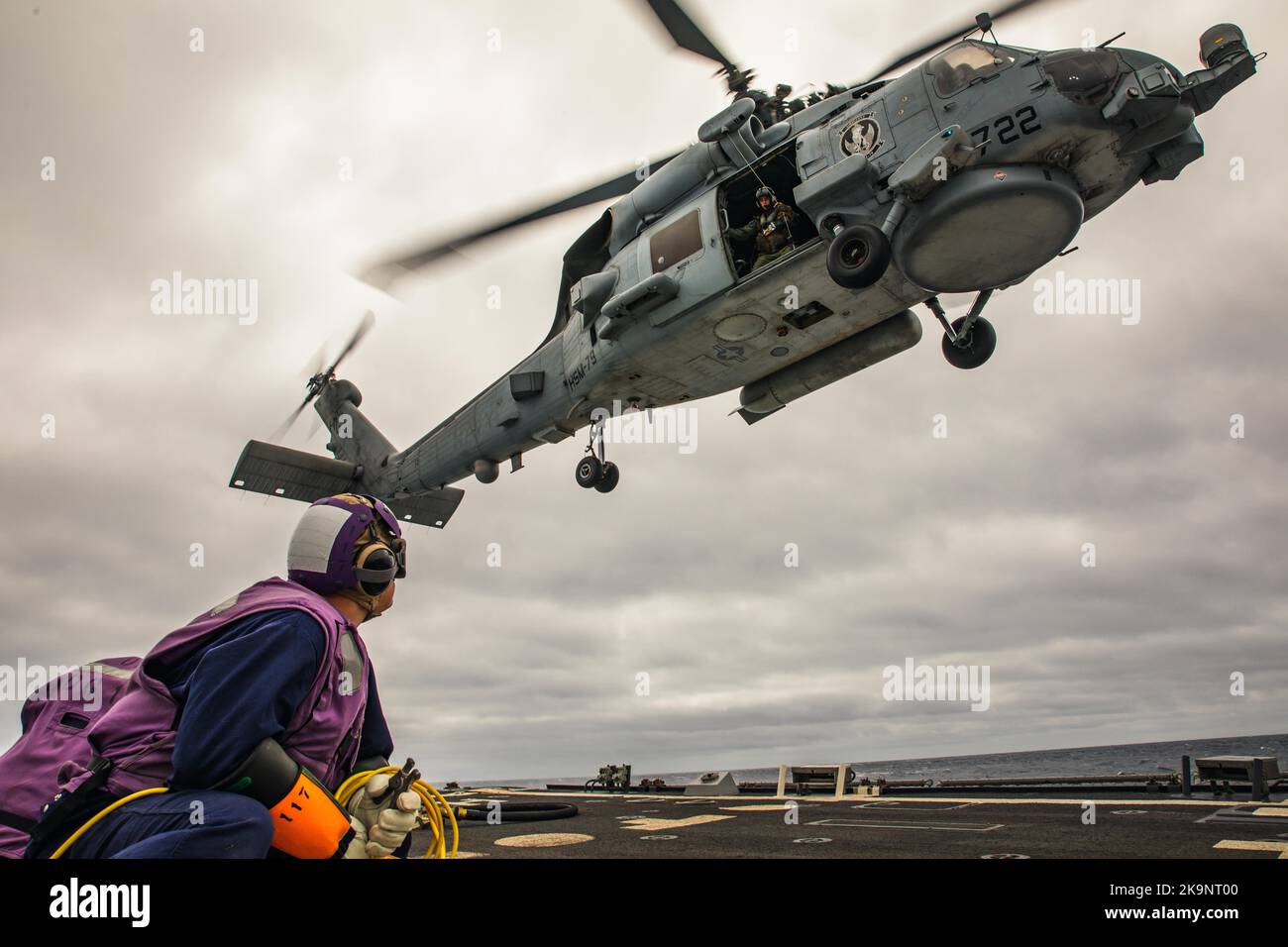 MH-60R Sea Hawk-Hubschrauber für Hubschrauber Maritime Strike Squadron (HSM) 79, Ablösung 2, während des Flugabfüllens des Hubschraubers auf dem Flugdeck des Arleigh Burke-Klasse-Lenkraketen-Zerstörers USS Paul Ignatius (DDG 117) Stockfoto