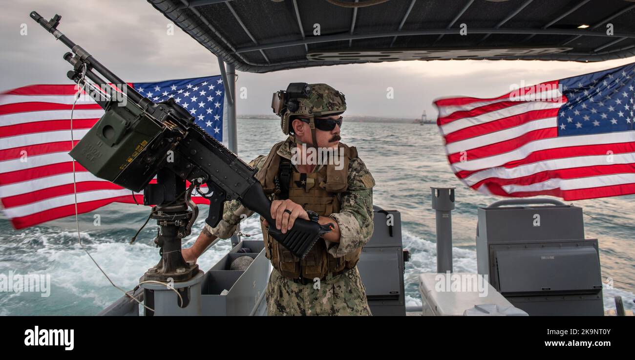 Die Mate 1.-Klasse von Bootsmann, die dem Maritime Expeditionary Security Squadron (MSRON) 1 zugewiesen wurde, bietet Sicherheit für Schiffe im Hafen von Dschibuti, 9. August 2022. MSRON-1 mit Sitz in Camp Lemonnier, Dschibuti, bietet Hafen- und Hafensicherheit, hochwertigen Schutz von Vermögenswerten und maritime Sicherheitsoperationen in den Küstenwasserstraßen des Golfs von Tadjoura. Stockfoto