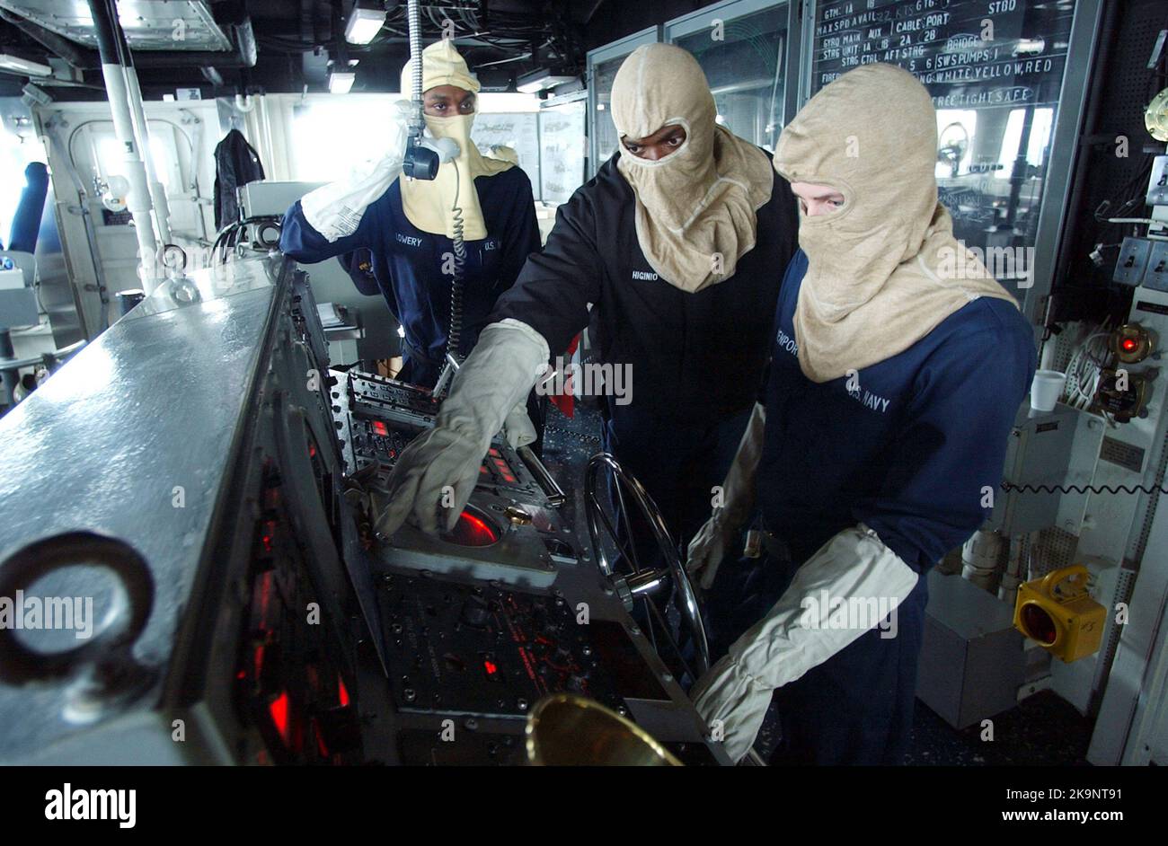An Bord der USS Anzio (CG 68) steuern Matrosen während einer Übung im General Quarters (GQ) das Ruder in „Blitzausrüstung“ Stockfoto