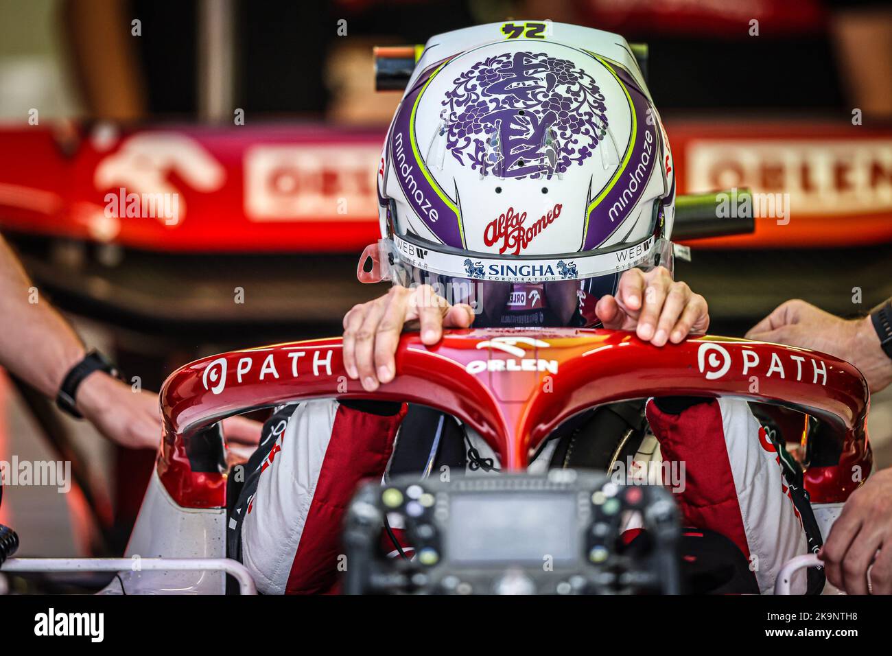 Mexiko-Stadt, Mexiko. 29. Oktober 2022. ZHOU Guanyu (Chi), Alfa Romeo F1 Team ORLEN C42, Portrait während des Formel 1 Grand Premio de la Ciudad de Mexico 2022, Mexican Grand Prix 2022, 20. Lauf der FIA Formel 1 Weltmeisterschaft 2022 vom 28. Bis 30. Oktober 2022 auf dem Autodromo Hermanos Rodríguez, in Mexiko-Stadt, Mexiko - Foto Florent Gooden / DPPI Kredit: DPPI Media/Alamy Live News Stockfoto