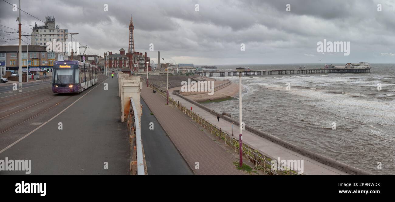 Sie passieren die Blackpool Pleasant Street mit dem Blackpool Tower und dem nördlichen Pier, die Straßenbahn Blackpool und Fleetwood Bombardier Flexity Tram 006 Stockfoto