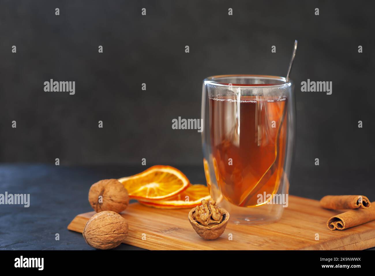 Eine Tasse frisch duftenden Tee mit Sternanisgewürzen, Zimtstangen und getrockneten Orangen Stockfoto