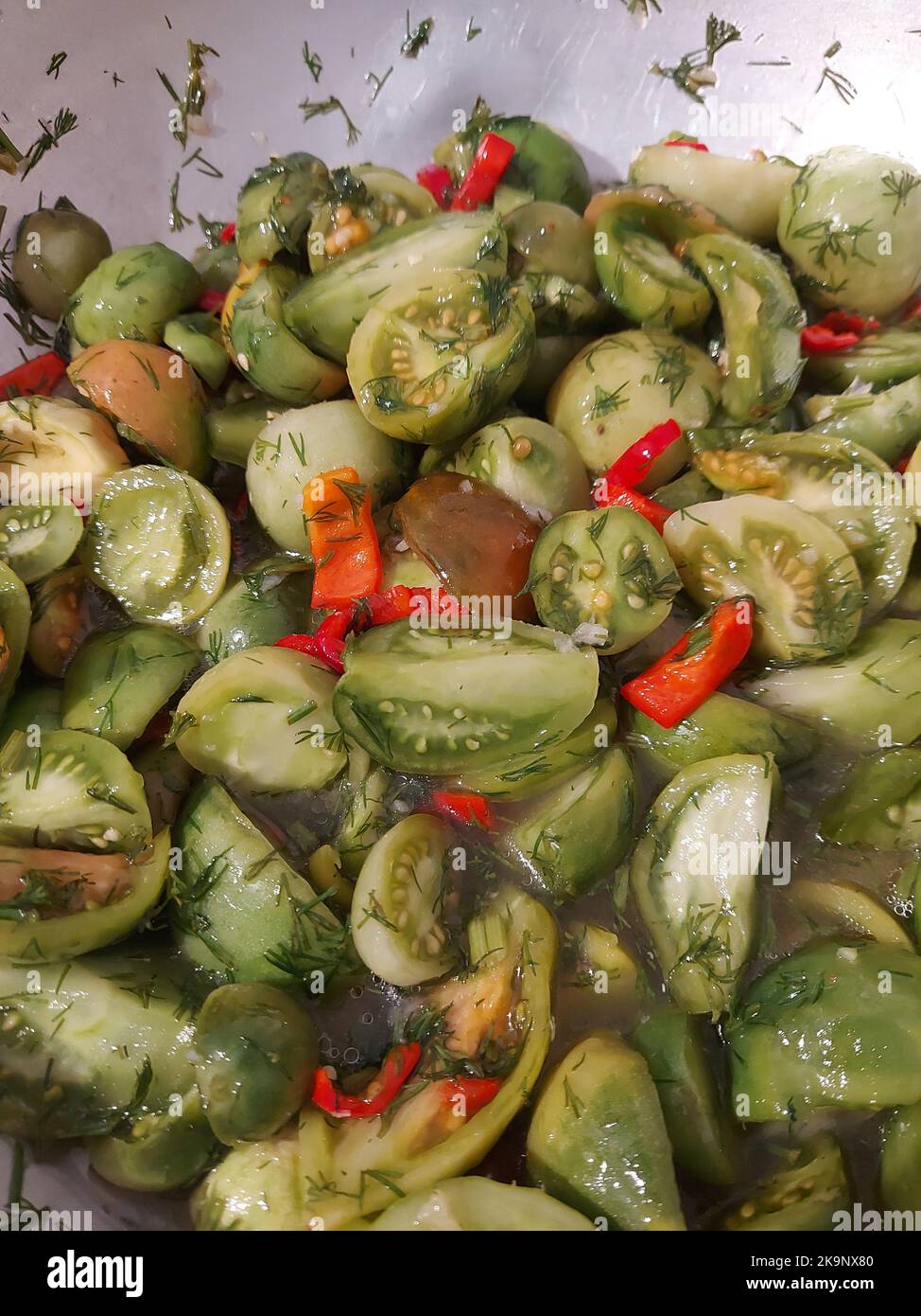 Eingelegte grüne Tomaten mit rotem Chili und Dill. Hochwertige Fotos Stockfoto