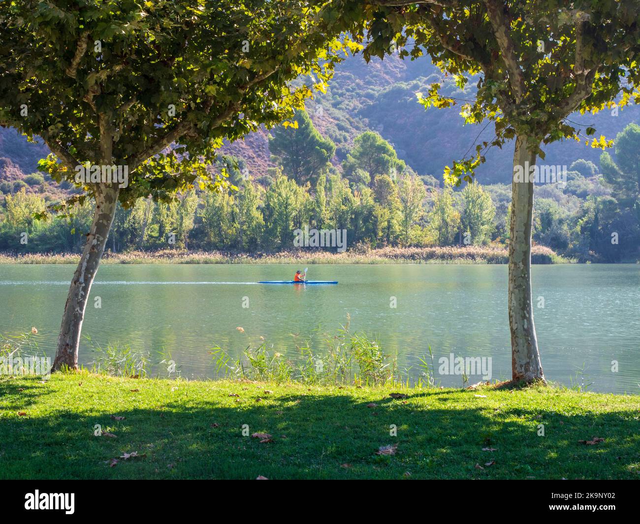 An einem sonnigen Sommertag überquert ein Kanufahrer den Stausee San Lorenzo de Lleida. Stockfoto