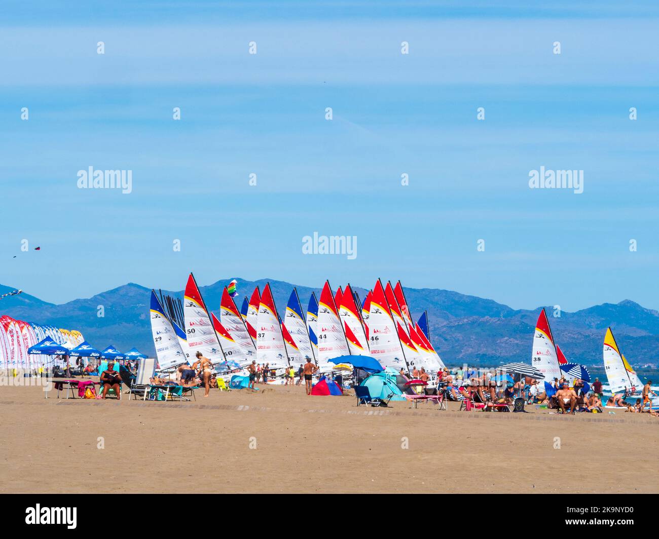 Hobie 16 Wettkampfboote bereit für die Teilnahme an der Weltmeisterschaft 23. auf dem Campingplatz Ballena ALE. Stockfoto