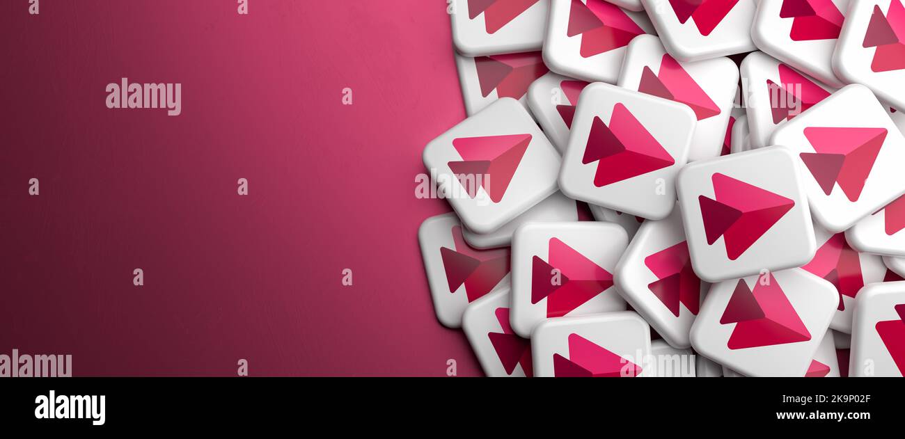 Logos des Unternehmens-Video-Streaming-Dienstes Microsoft Stream auf einem Haufen auf einem Tisch. Webbanner-Format mit Kopierbereich. Stockfoto