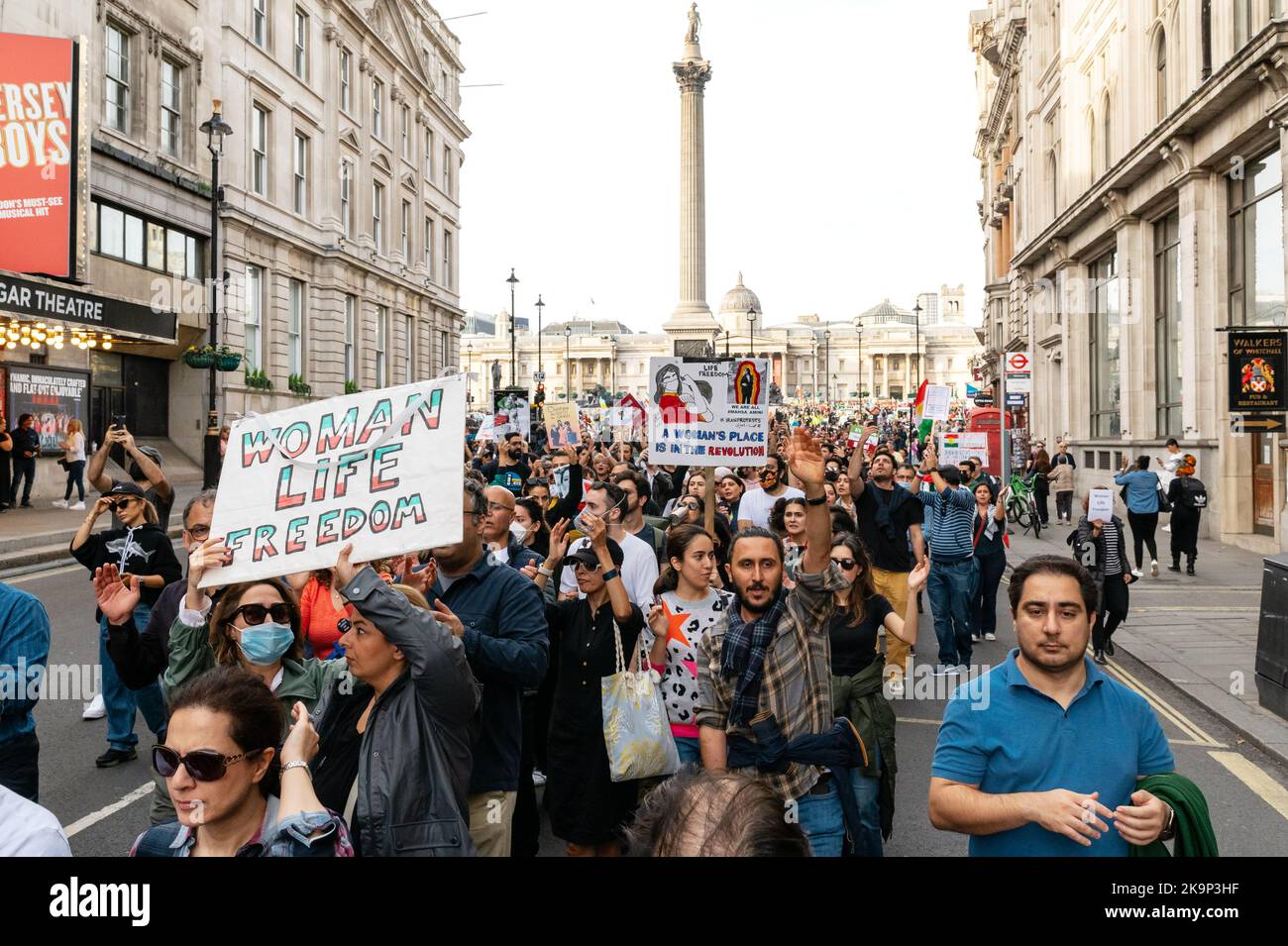 London, Großbritannien. 29. Oktober 2022. Protest gegen die iranische Regierung und gegen den unrechtmäßigen Tod von Mahsa Amini am 16.. September. Unterstützer versammeln sich am Trafalgar Square, um eine Menschenkette zu bilden, die sich vom Trafalgar Square bis zum Parliament Square erstreckt. Quelle: Andrea Domeniconi/Alamy Live News Stockfoto