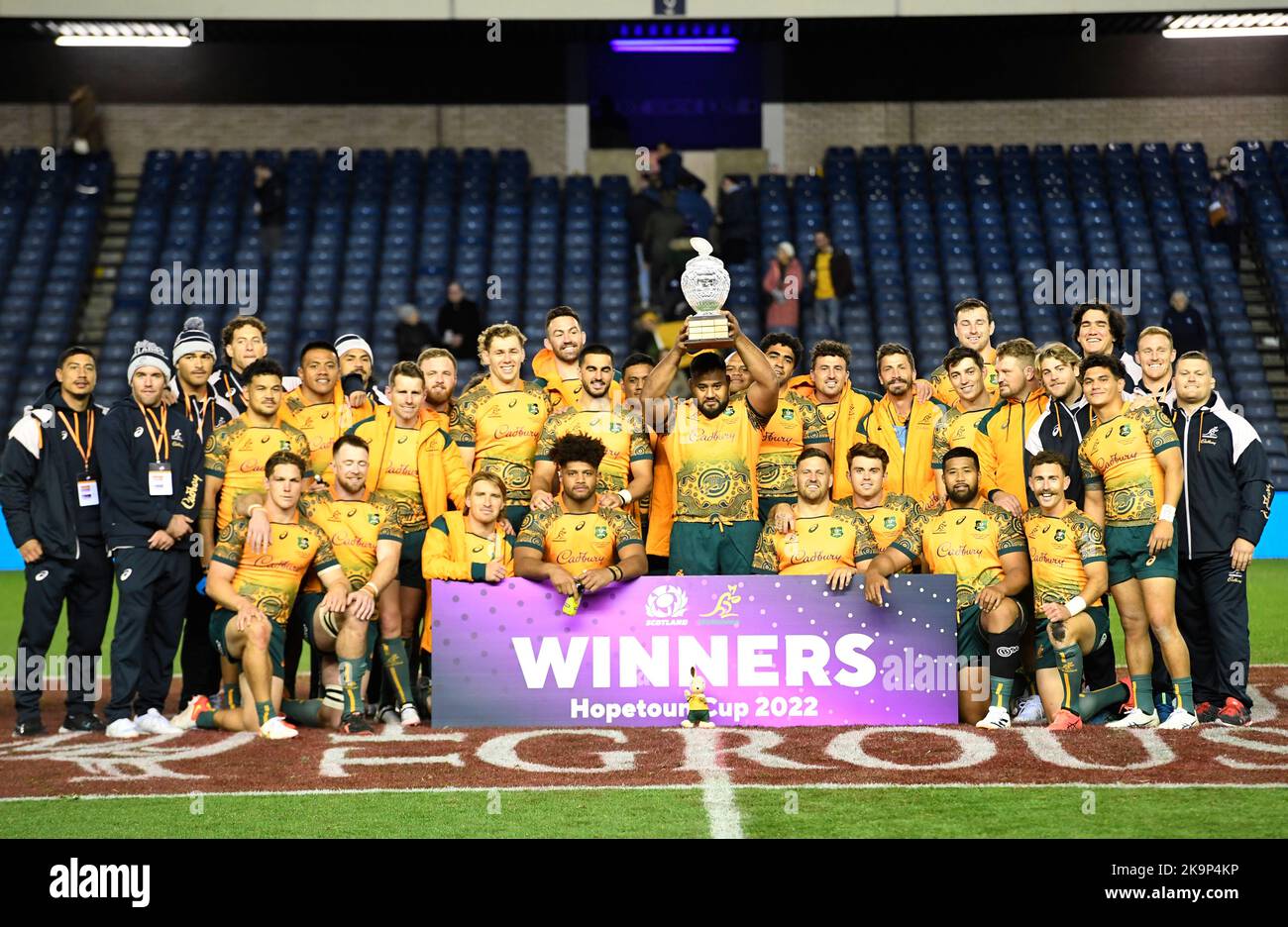 Edinburgh, Großbritannien. 29.. Oktober 2022. Das australische Team hebt den Hopetoun Cup nach dem Spiel der Autumn Nation Series im Murrayfield Stadium, Edinburgh. Bildnachweis sollte lauten: Neil Hanna / Sportimage Kredit: Sportimage/Alamy Live News Stockfoto