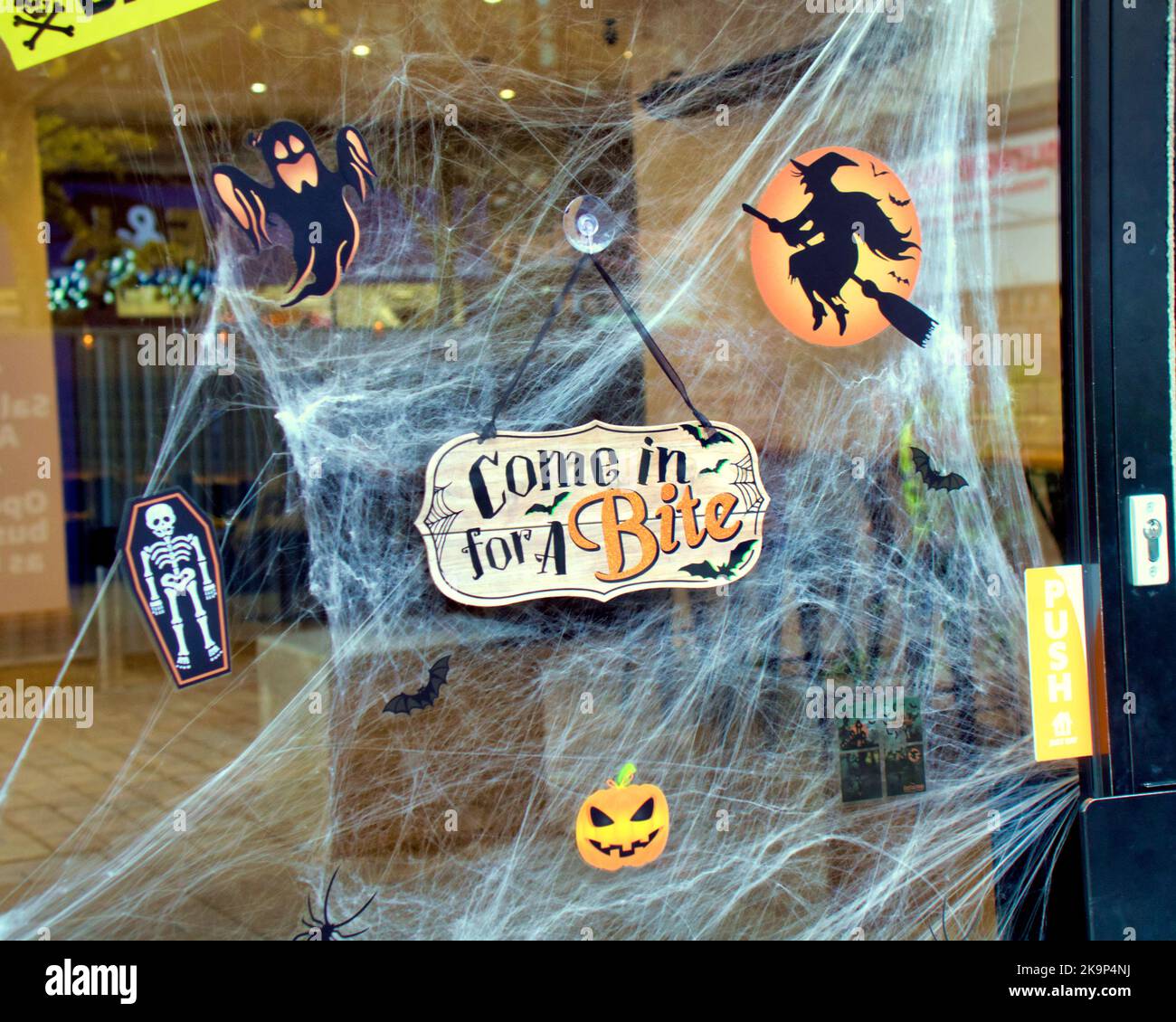 Restaurant Fast-Food-Tür mit Halloween-Thema kommen in für einen Happen Stockfoto