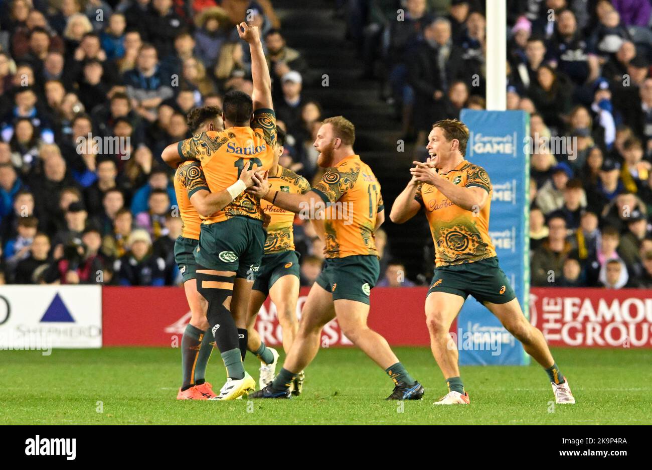 Edinburgh, Großbritannien. 29.. Oktober 2022. Das australische Team feiert nach dem Spiel der Autumn Nation Series im Murrayfield Stadium, Edinburgh, eine Vollzeit. Bildnachweis sollte lauten: Neil Hanna / Sportimage Kredit: Sportimage/Alamy Live News Stockfoto