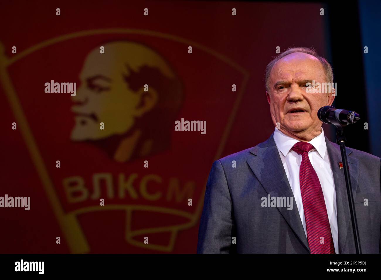 Moskau, Russland. 29.. Oktober 2022. Gennadi Sjuganow, der Vorsitzende der Kommunistischen Partei Russlands, nimmt an einem Konzert anlässlich des 104.. Jahrestages der „Komsomol“ oder der „All-Union Leninistischen Jungen Kommunistischen Liga“ im Palast der Pioniere auf Worobjow Gory in Moskau, Russland, Teil Stockfoto