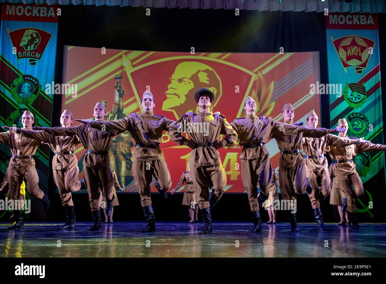 Moskau, Russland. 29.. Oktober 2022. Ein choreografisches Ensemble spielt auf einer Bühne mit dem Tanz „Soldatentanz“ bei einem Konzert anlässlich des 104.. Jahrestages des Komsomolats oder der All-Union Leninistischen Jungen Kommunistischen Liga im Palast der Pioniere auf Worobyovy Gory in Moskau, Russland Stockfoto