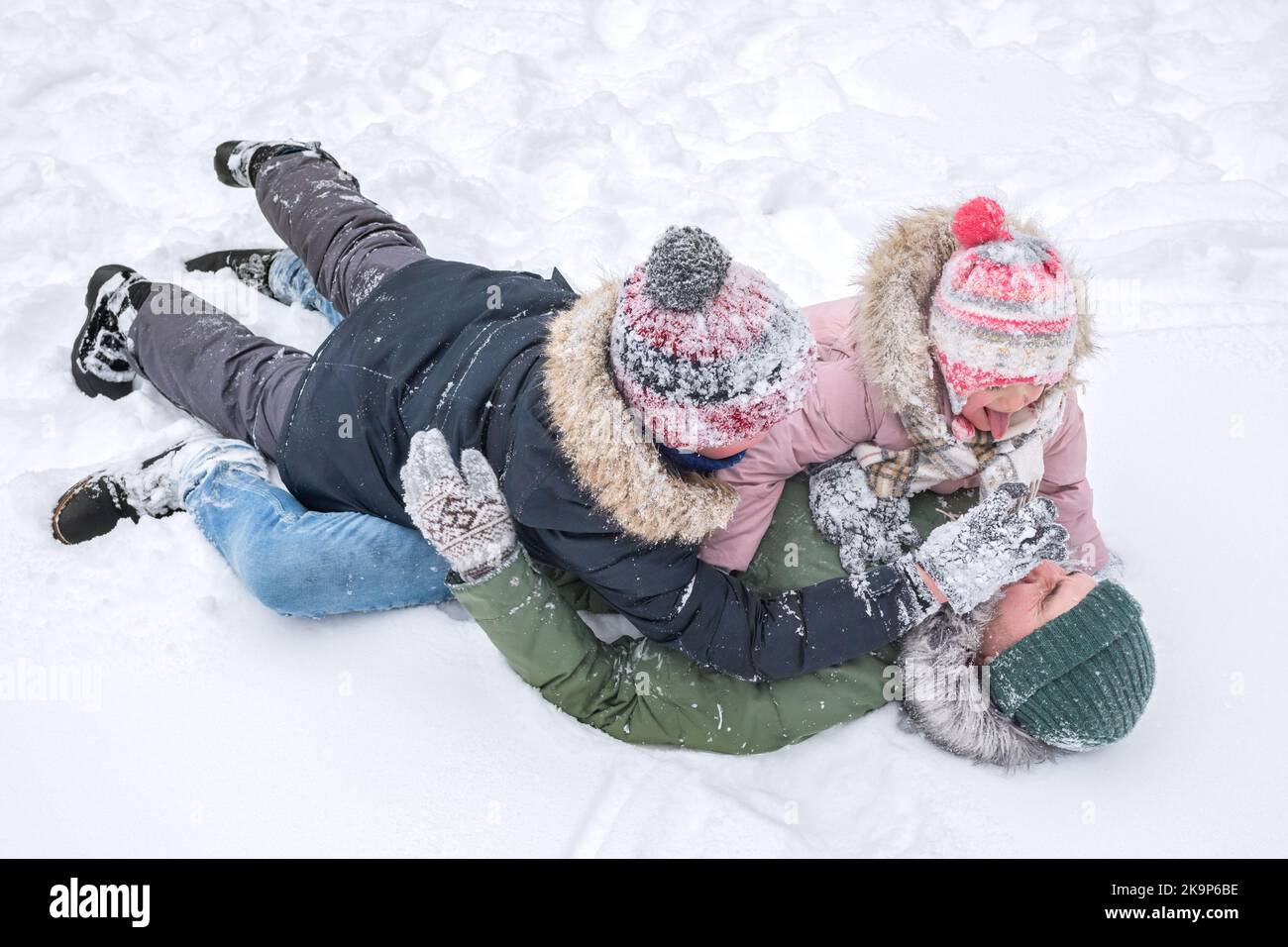 Familie im Winter viel Spaß im Freien. Winterurlaub und Urlaub. Familienkonzept Stockfoto