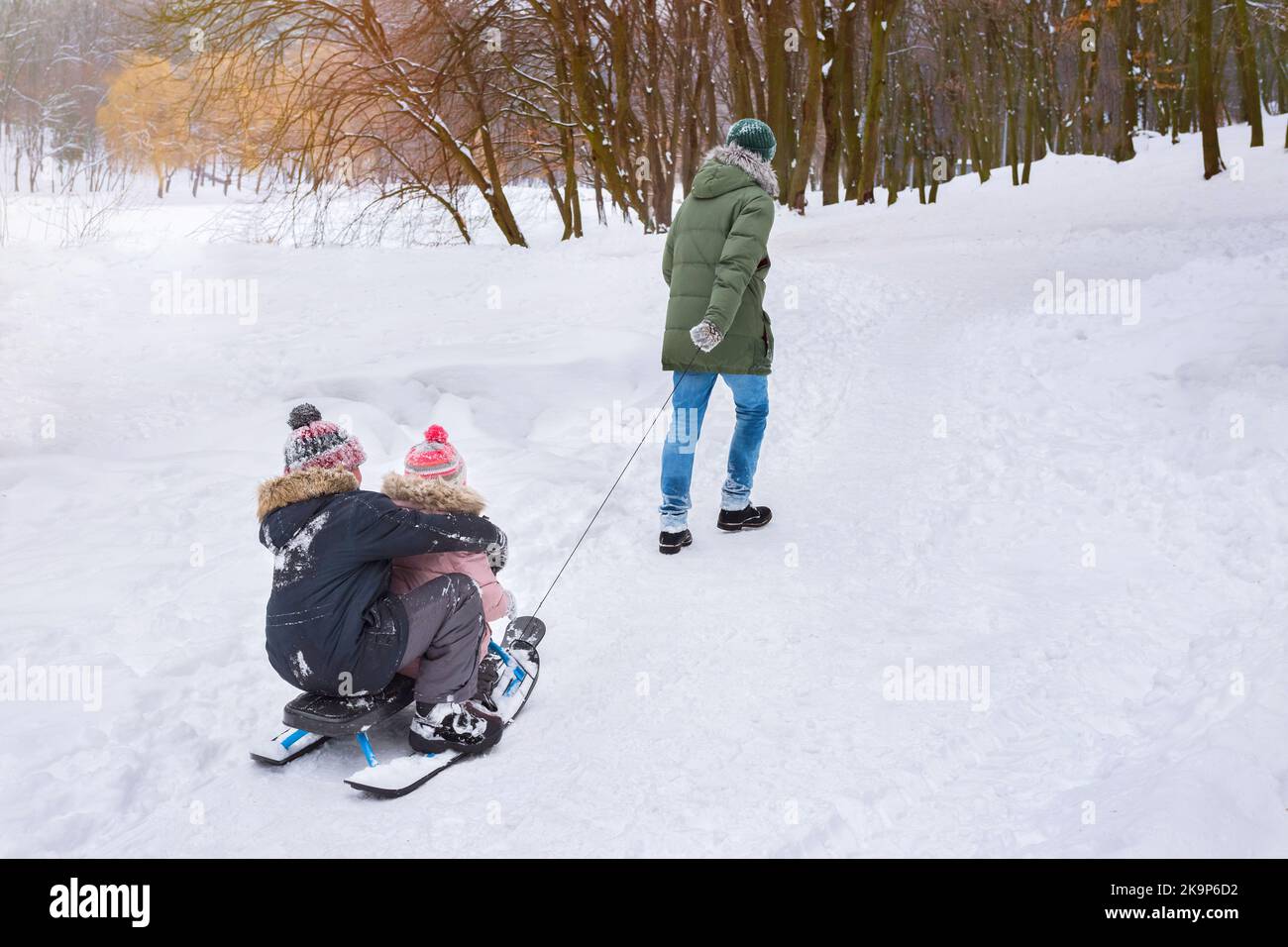Vater mit Kindern haben Spaß im Winter im Freien. Familienkonzept Stockfoto