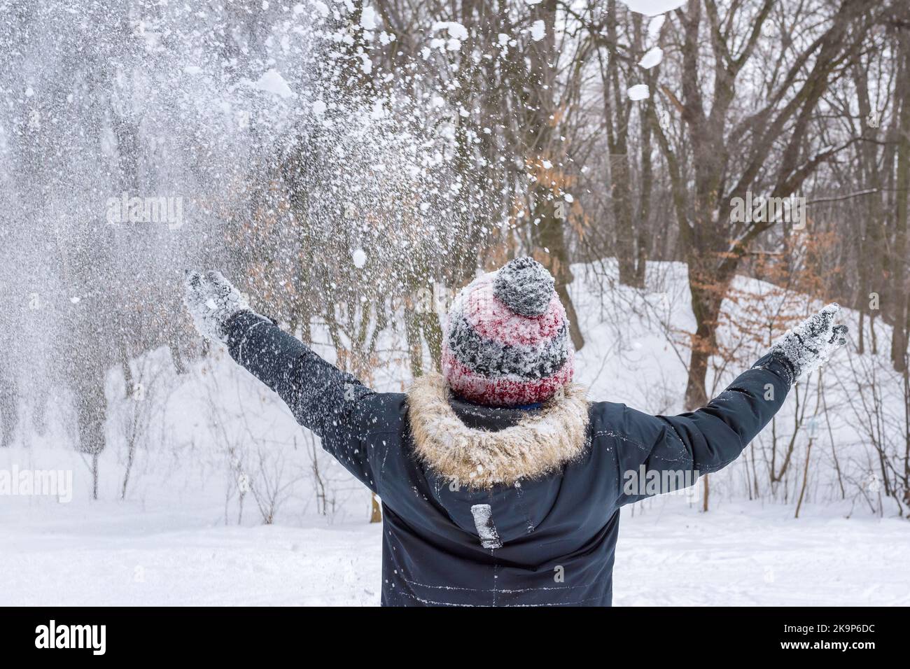 Junge im Winter im Freien. Rückansicht. Winterurlaub Stockfoto