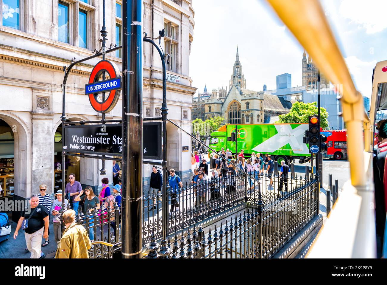 London, Großbritannien - 22. Juni 2018: Blick vom Doppeldeckerbus auf die U-Bahn-Station Westminster und den Parliament Square Garden Stockfoto