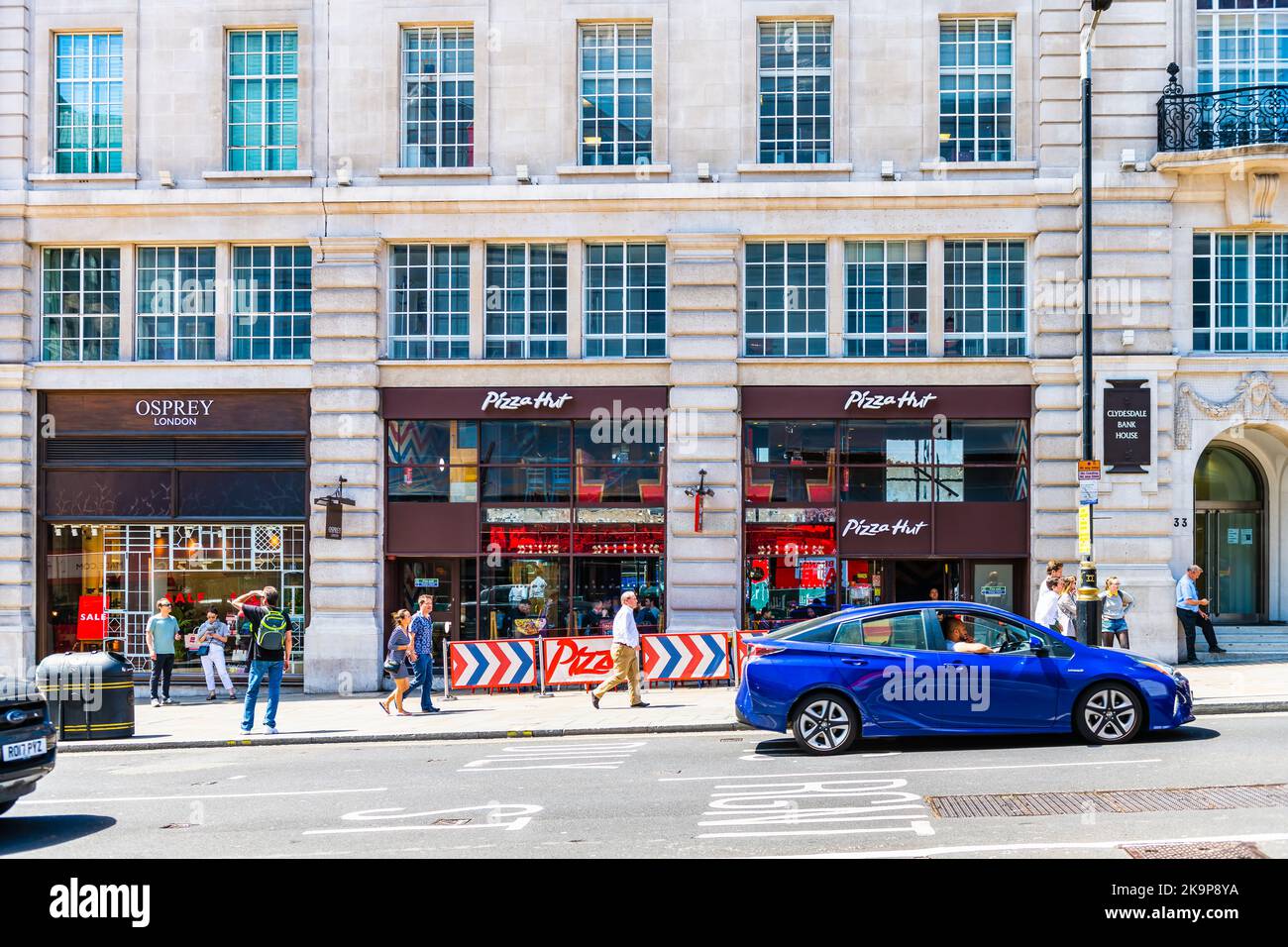 London, Großbritannien - 22. Juni 2018: Pizza Hut Store, Osprey London Boutique Designer Store Piccadilly Circus auf der Straße des Regent Saint James Stockfoto