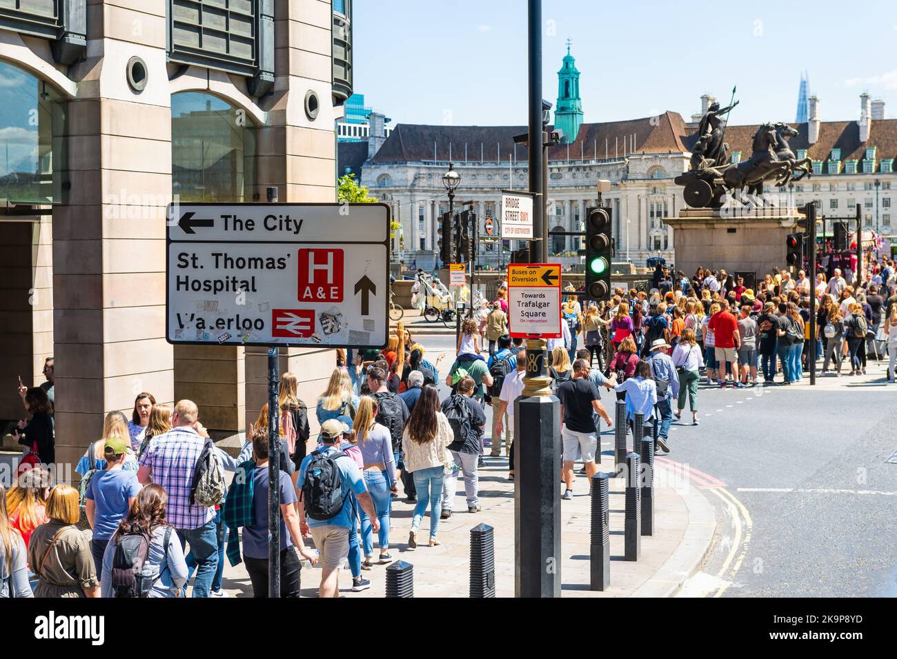London, Vereinigtes Königreich - 22. Juni 2018: Blick aus dem Hochwinkel auf Menschen, die an der Victoria Embankment Westminster Brücke, Boudiccan Rebellion Statue, spazieren gehen Stockfoto