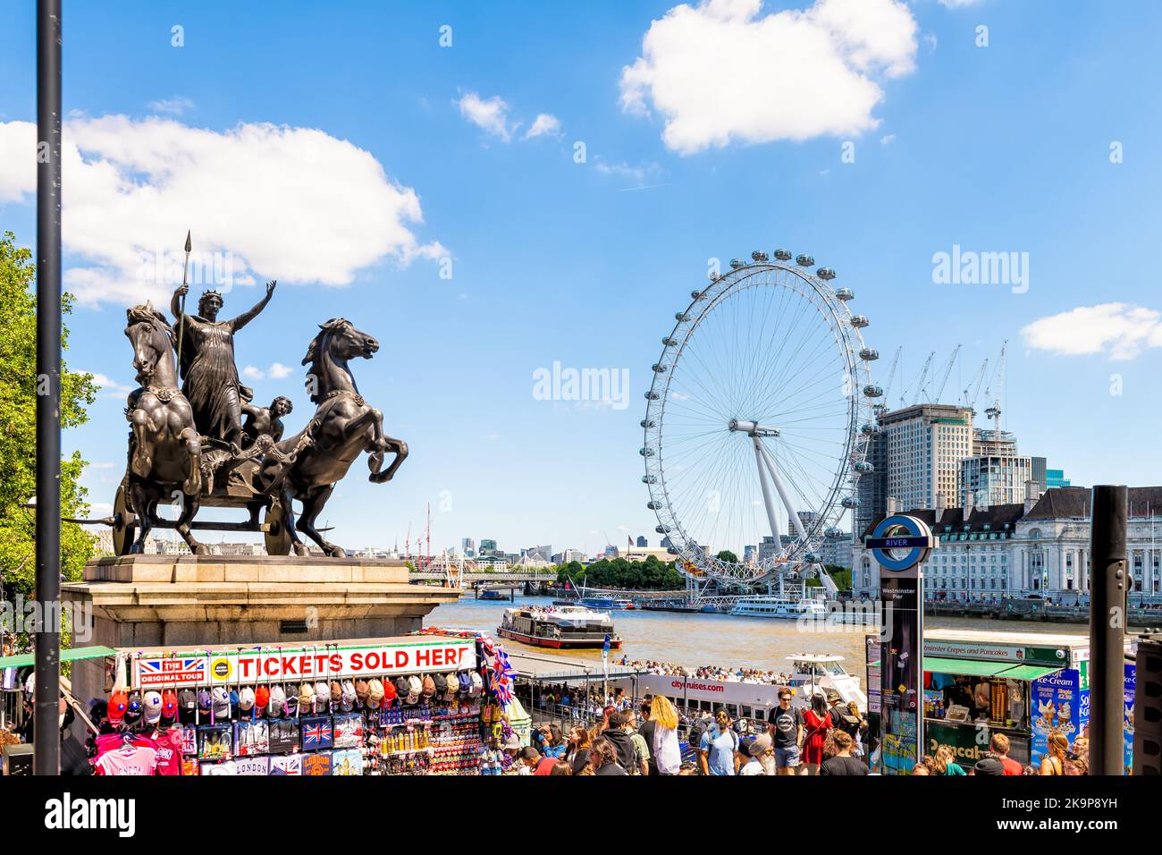 London, Großbritannien - 22. Juni 2018: Westminster Pier Ticket Kiosk für Bootstour auf der Themse, Millennium Eye Wheel, Boudiccan Rebellion Statue Stockfoto