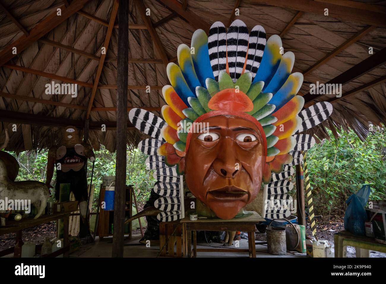 Ausgefallene Dekorationen in einem Waldpark, eine riesige Kopfschuppung indigener Völker. Amazonas, Brasilien Stockfoto