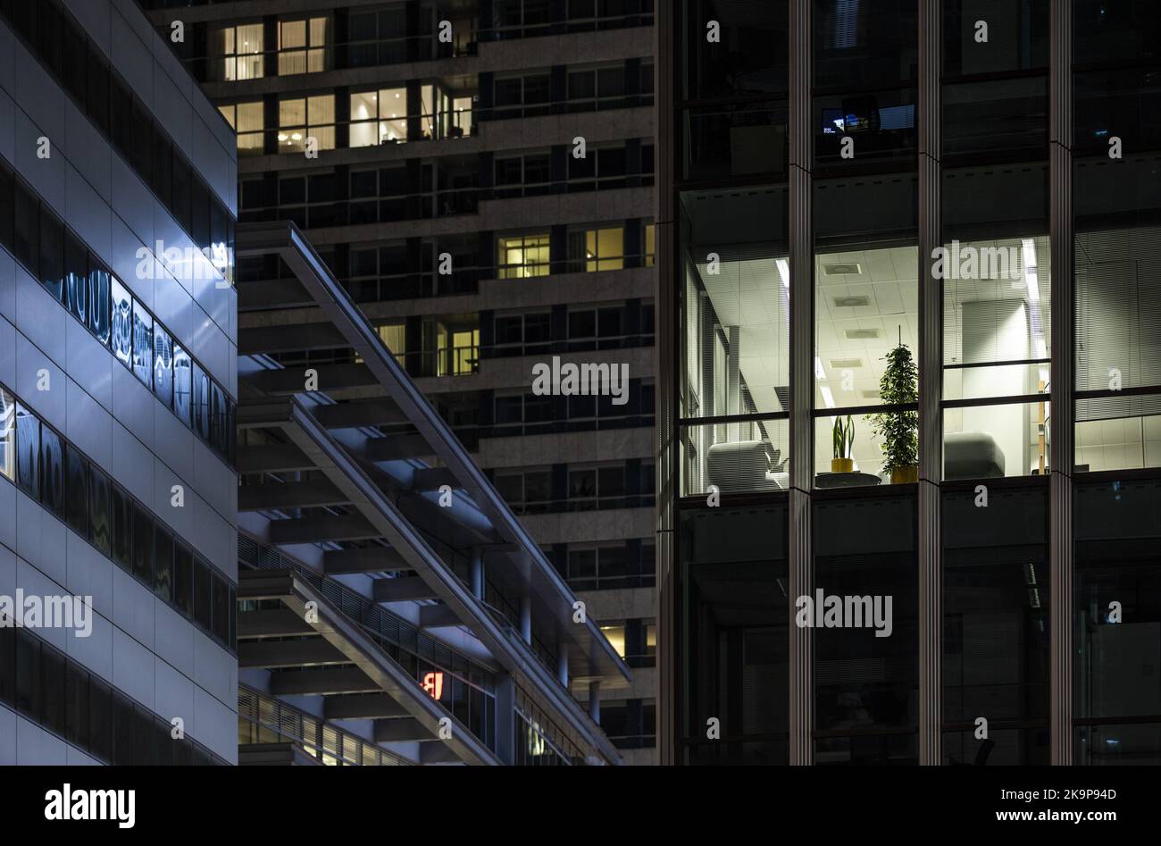 2022-10-29 20:04:44 AMSTERDAM - beleuchtete Bürogebäude auf dem Zuidas während der Nacht van de Nacht, eine Initiative der niederländischen Provinz Umweltverbände mit dem Ziel, die Aufmerksamkeit auf Lichtverschmutzung. ANP EVA PLEVIER niederlande Out - belgien Out Stockfoto