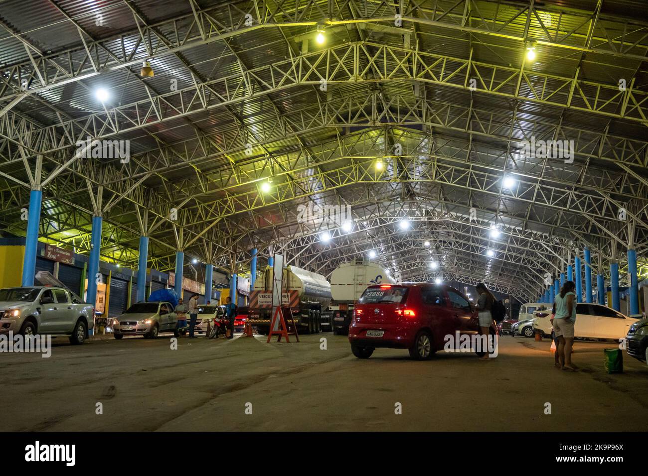 Der Hafen ist voll mit Autos und Lastwagen, die am Morgen auf die Fähre warten. Manaus, Amazonas, Brasilien Stockfoto