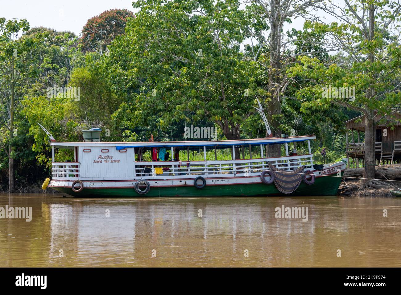 Das Flussboot ist die Haupttransportart entlang des Amazonas. Amazonas, Brasilien Stockfoto