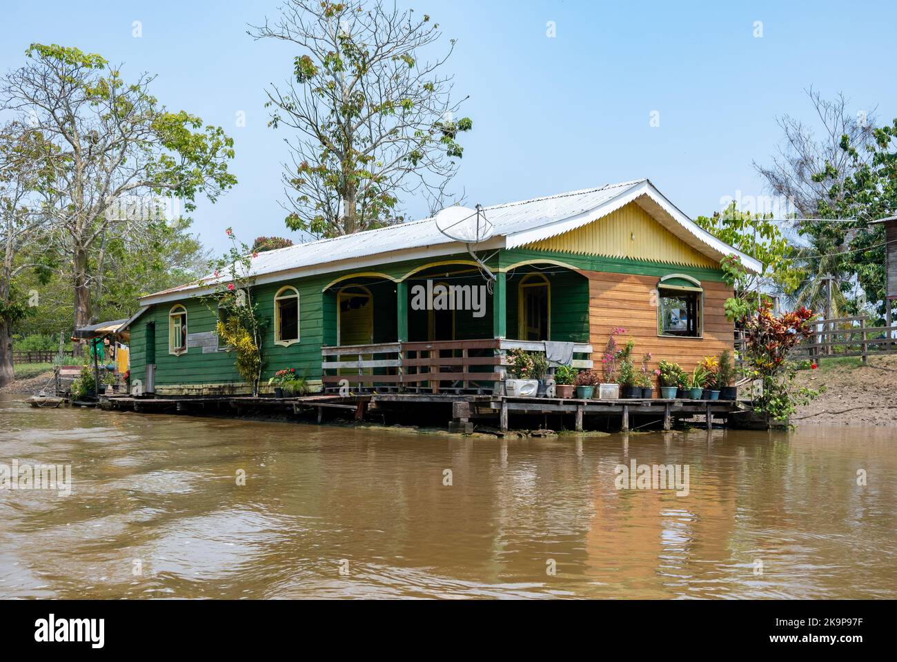 Schwimmende Häuser, die zur Bekämpfung der saisonalen Überschwemmungen entlang des Amazonas gebaut wurden. Manaus, Amazonas, Brasilien Stockfoto