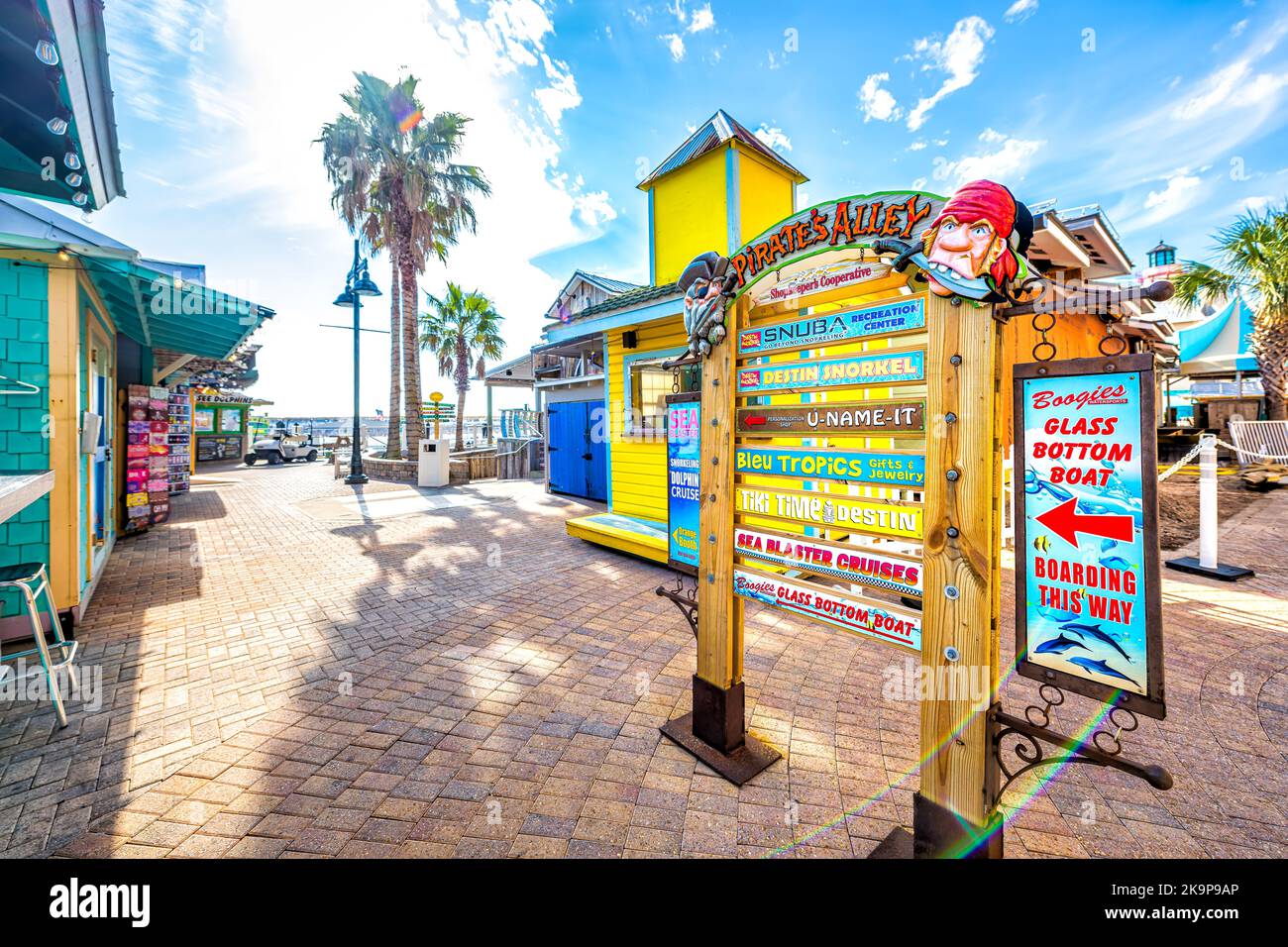 Destin, USA - 13. Januar 2021: Okaloosa Beach City Schild für Harbor Boardwalk Pirate's Alley am sonnigen Wintertag im Florida Panhandle Golf von mexiko Stockfoto